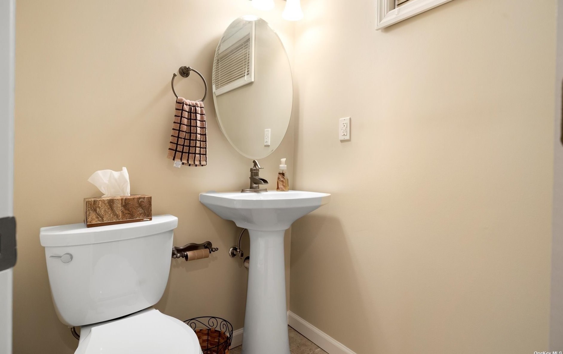 1 Whitman Ave, Syosset NY  11791-5027 exterior