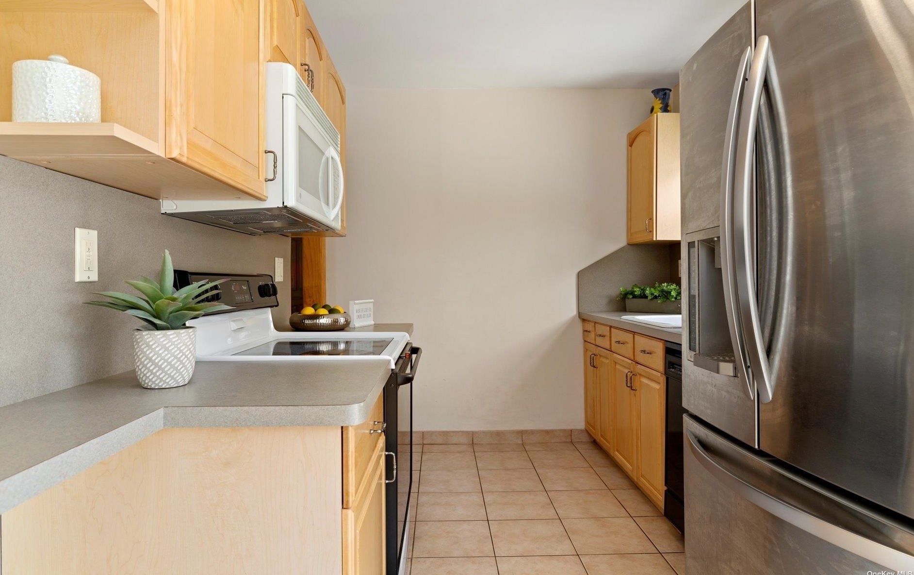 1 Whitman Ave, Syosset NY  11791-5027 exterior