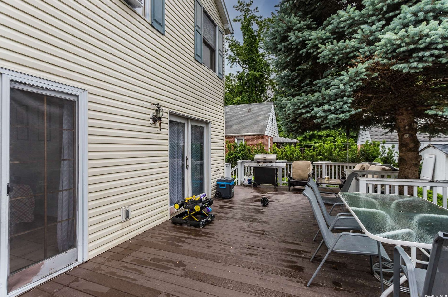 51 Russell St, East Hills NY  11577-1317 exterior