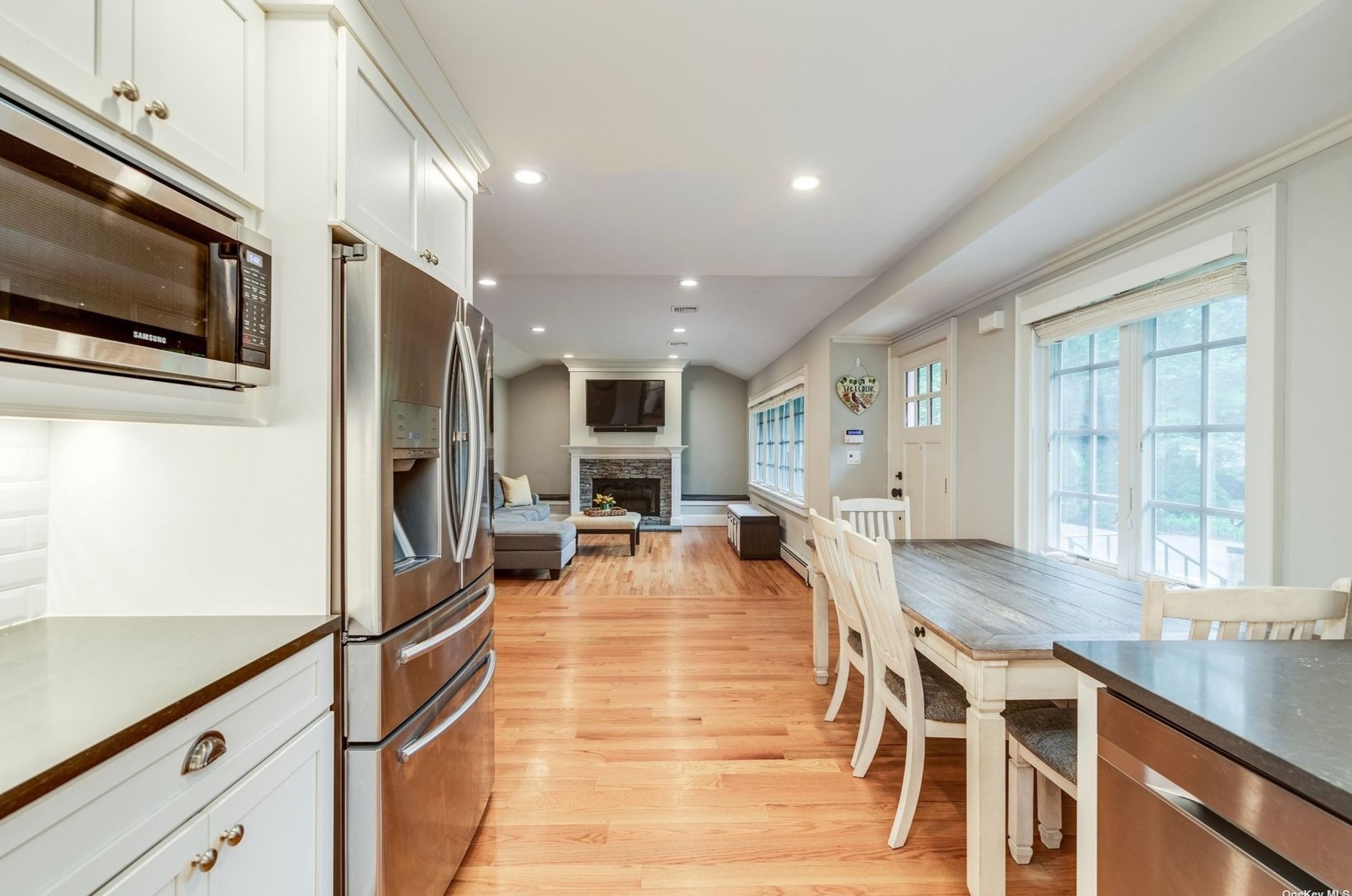 52 Old Town Ln, Hunt NY  11743-2216 exterior