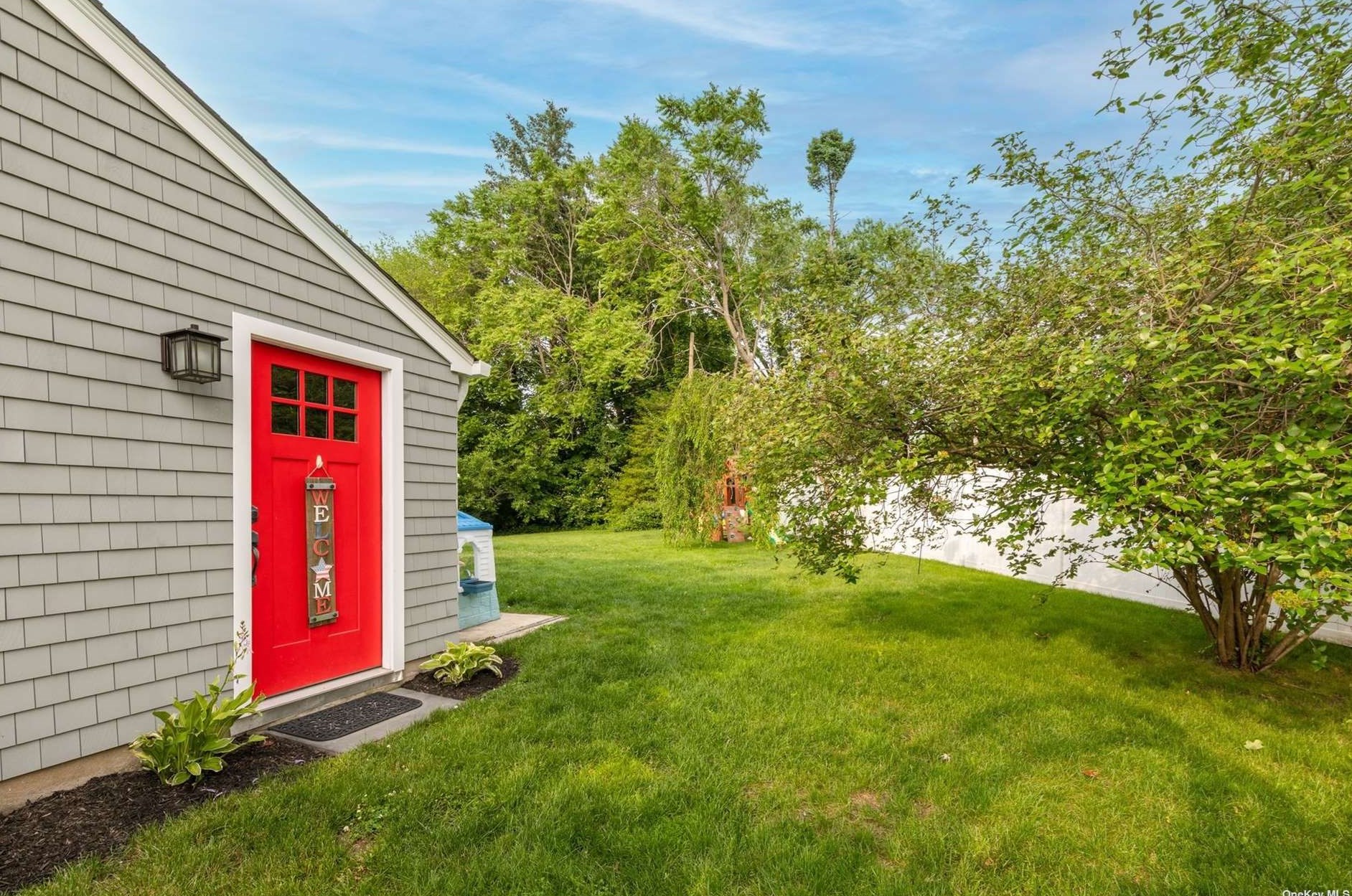 52 Old Town Ln, Hunt NY  11743-2216 exterior