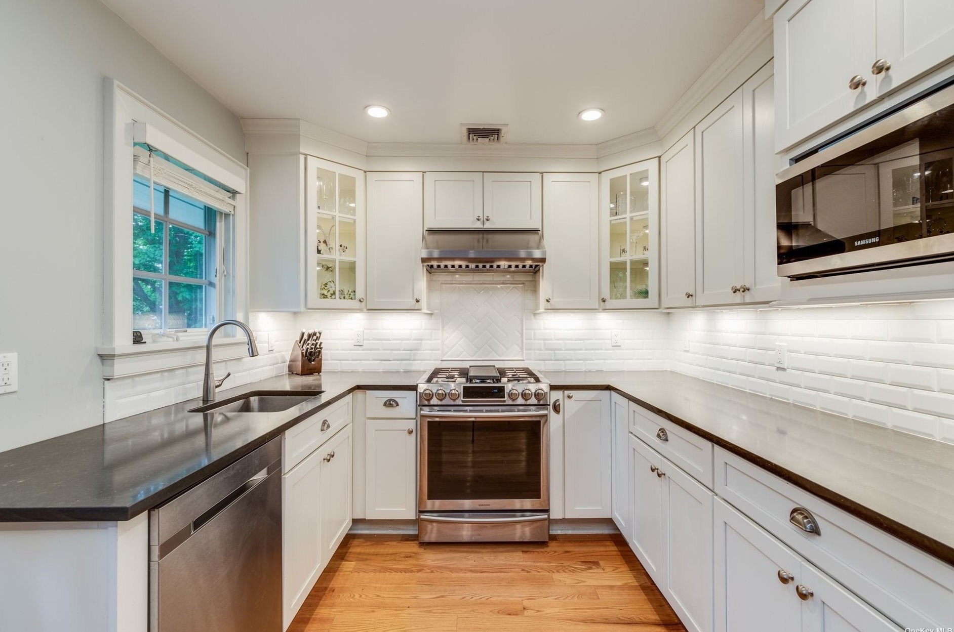 52 Old Town Ln, Hunt NY  11743-2216 exterior