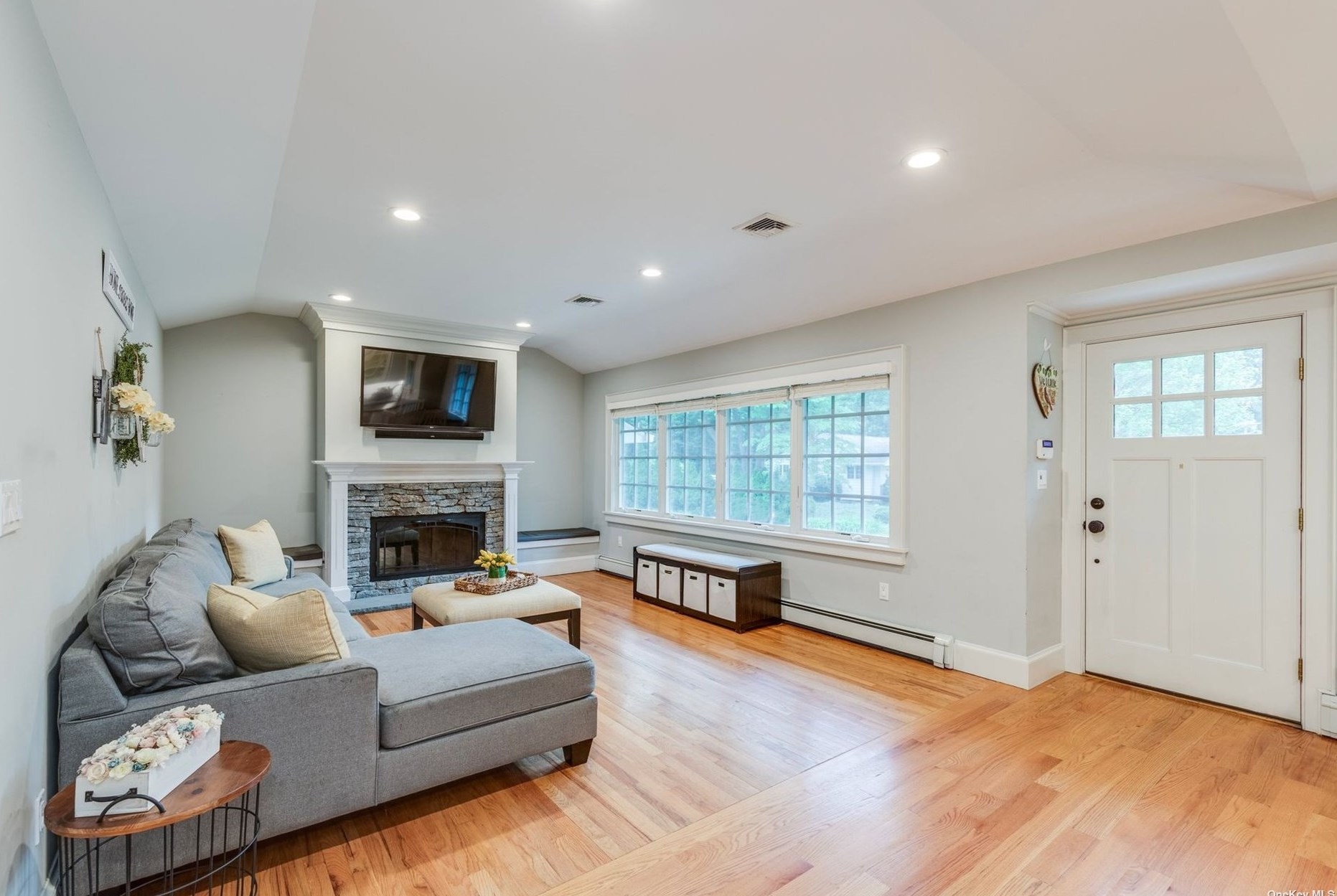 52 Old Town Ln, Hunt NY  11743-2216 exterior