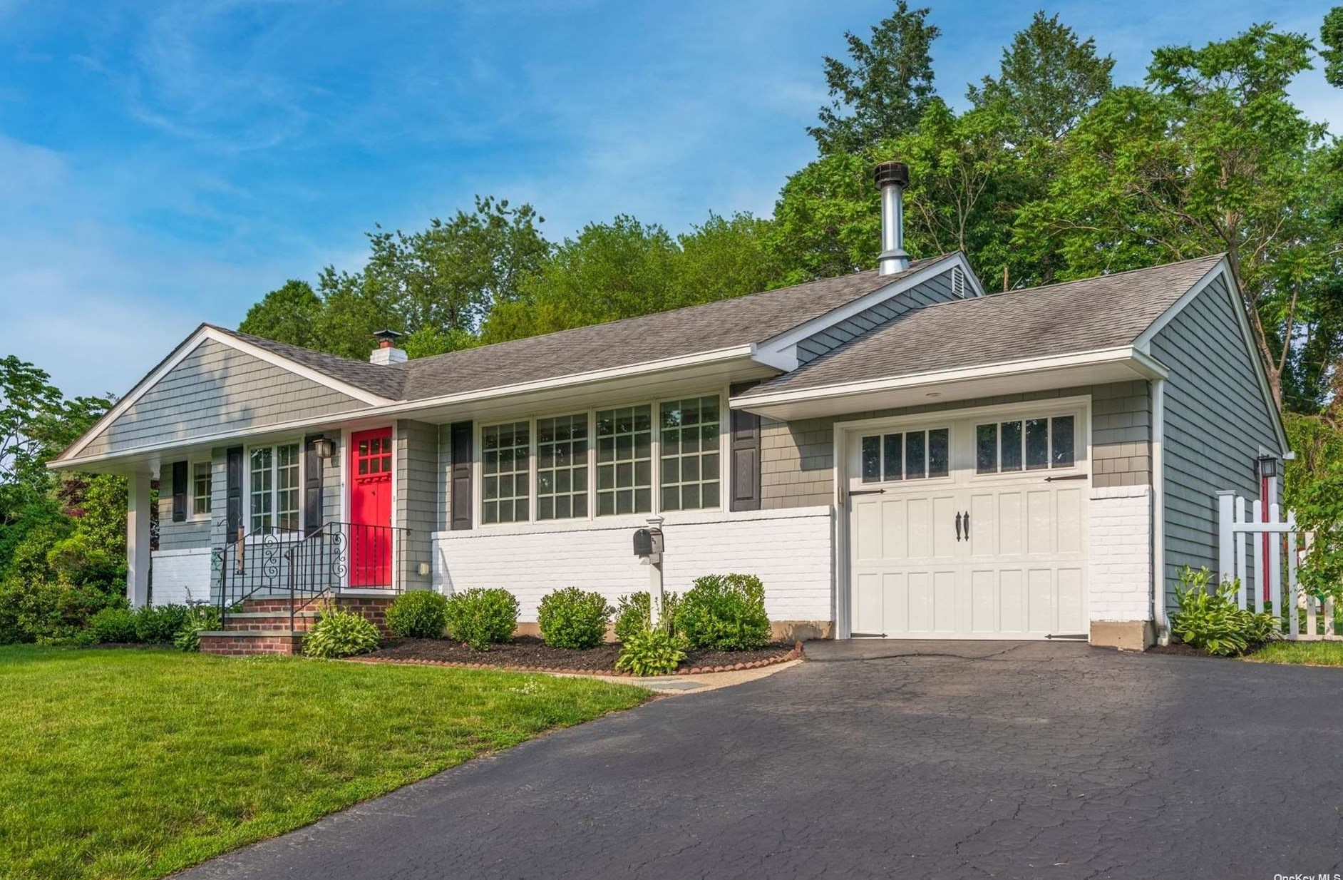 52 Old Town Ln, Hunt NY  11743-2216 exterior