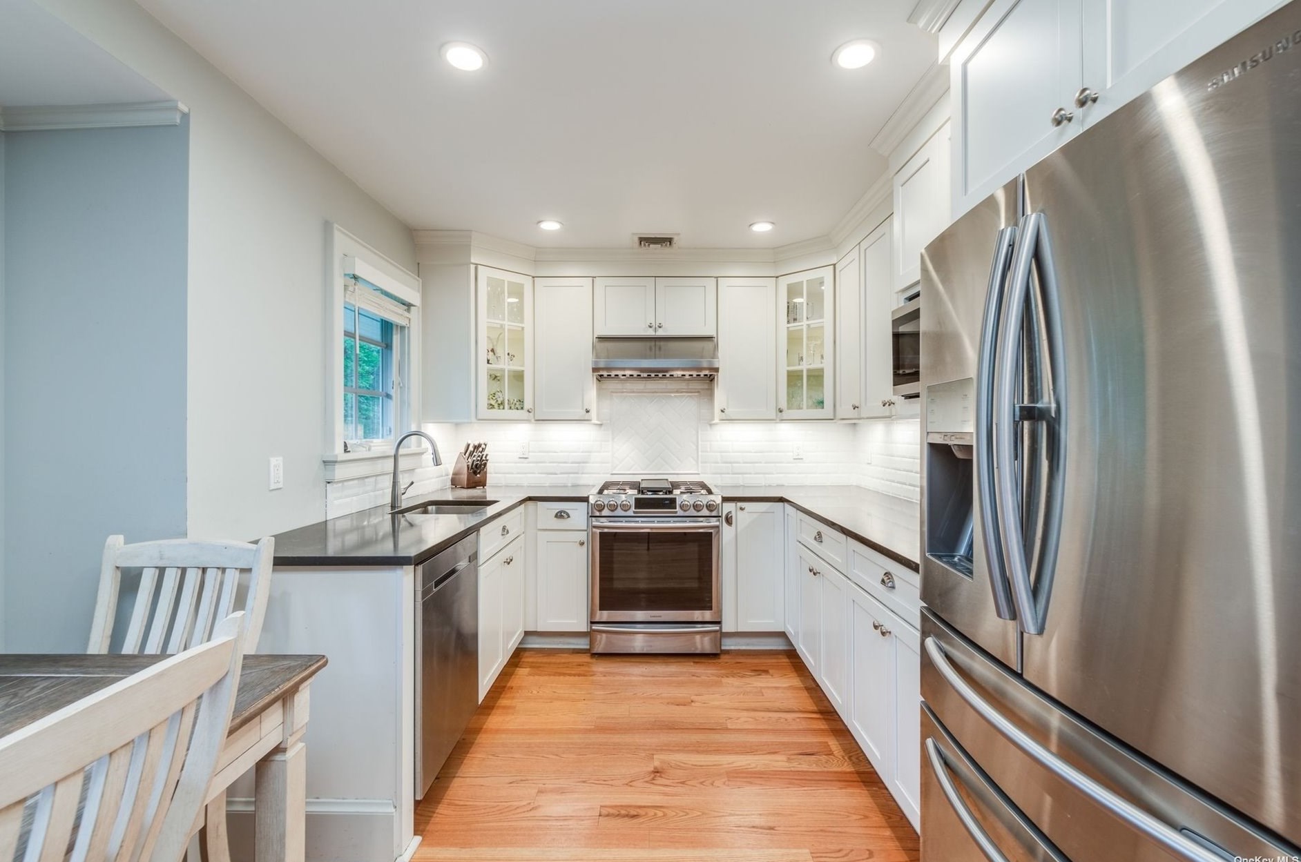 52 Old Town Ln, Hunt NY  11743-2216 exterior