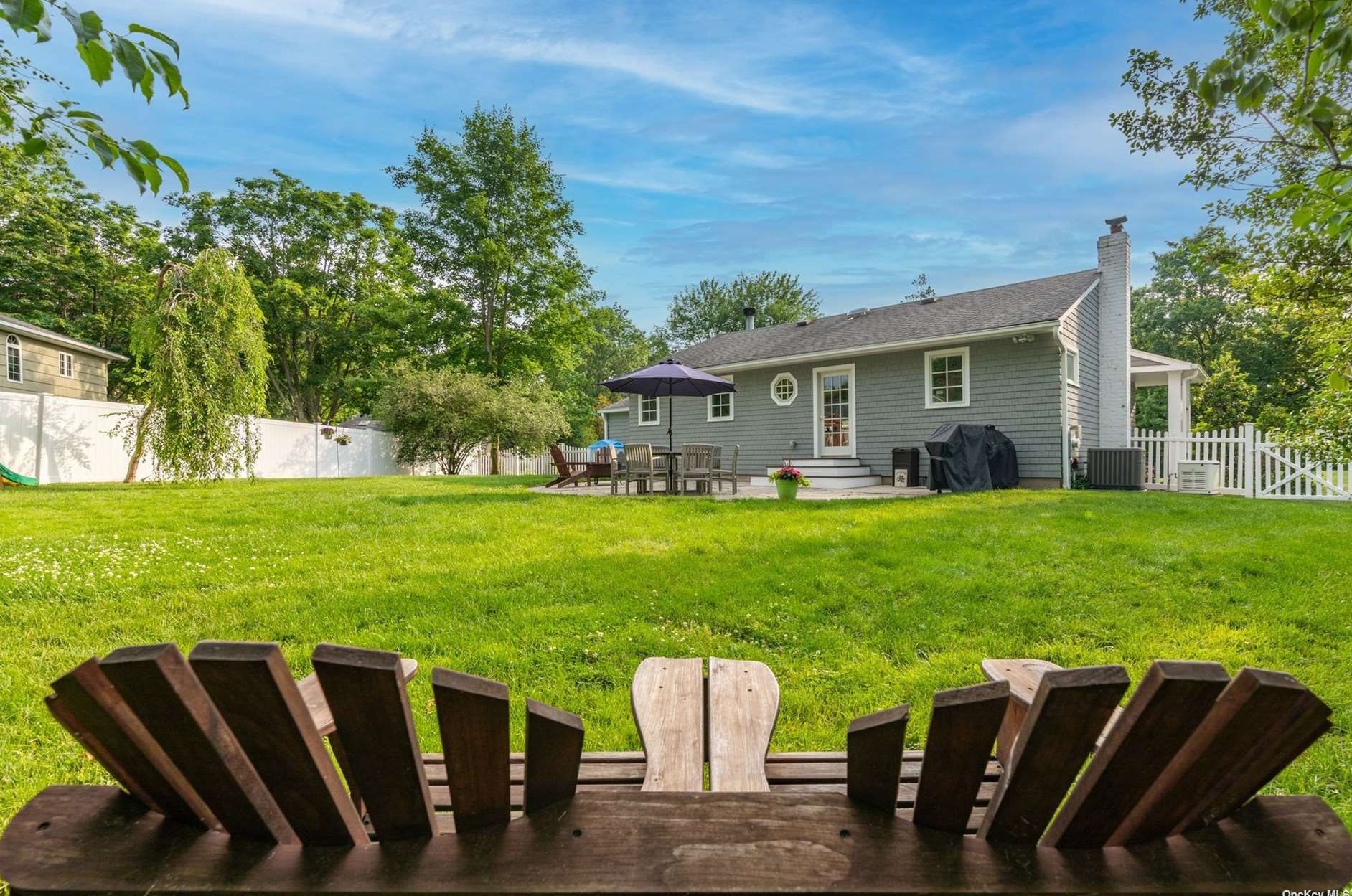 52 Old Town Ln, Hunt NY  11743-2216 exterior