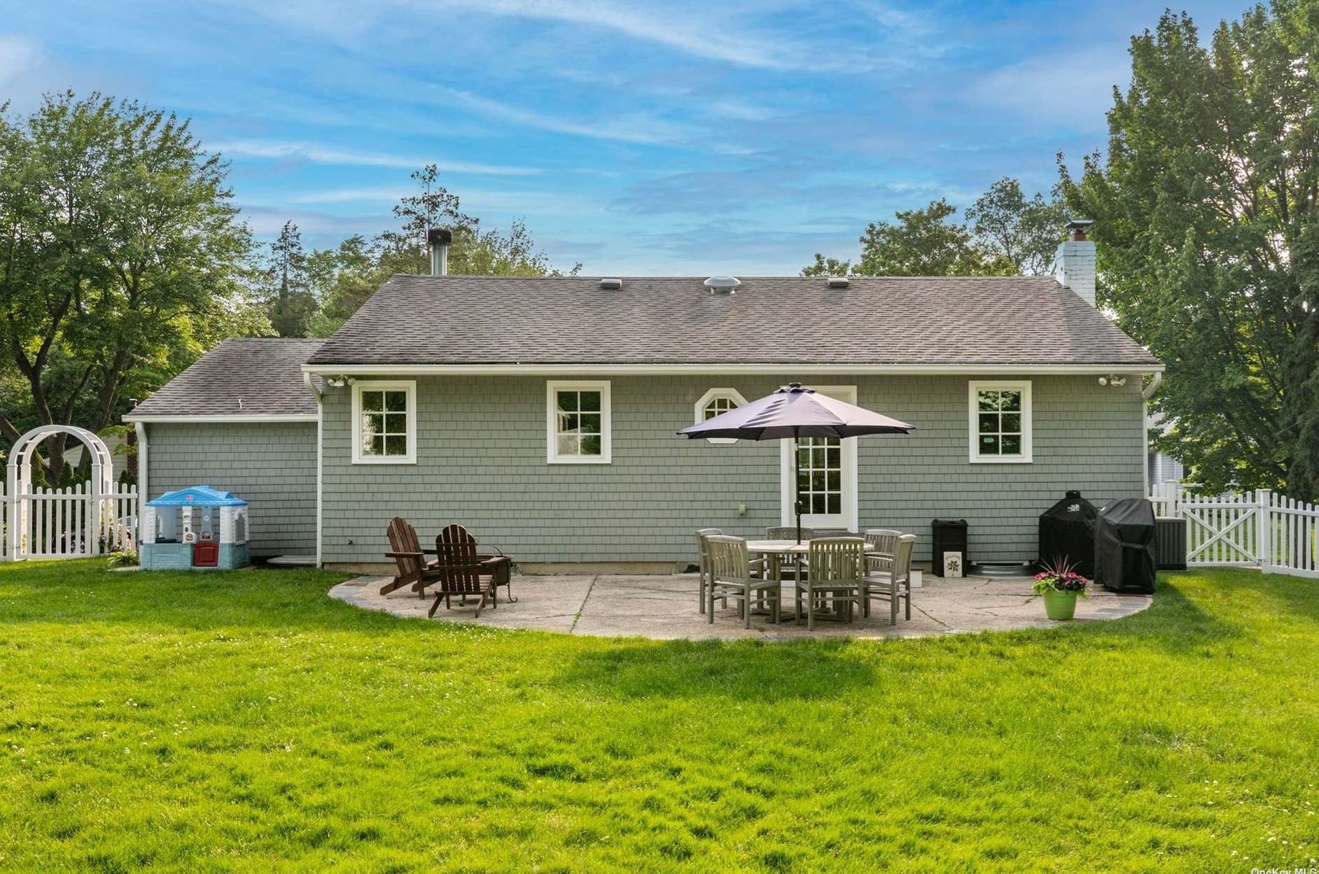 52 Old Town Ln, Hunt NY  11743-2216 exterior