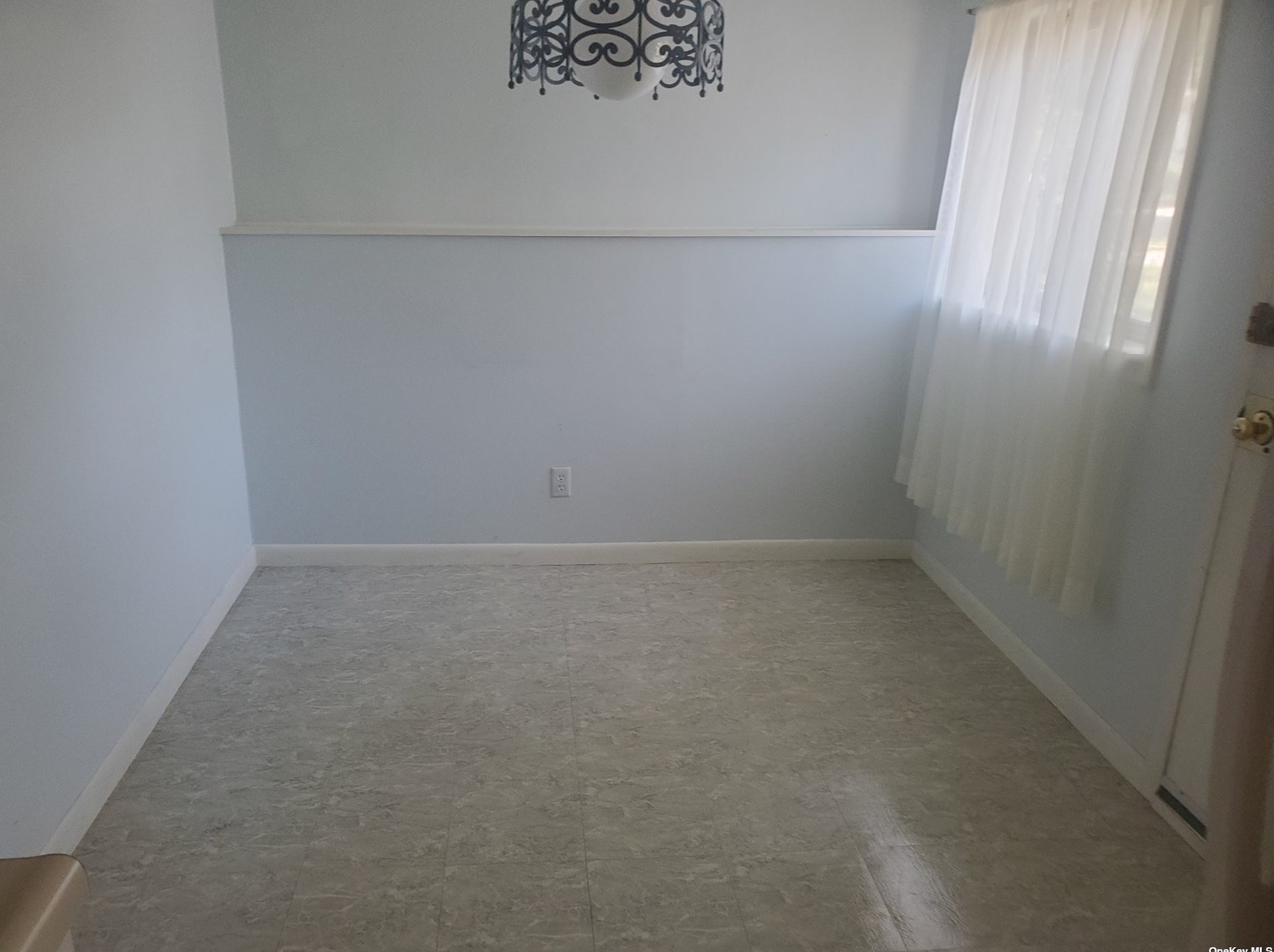 33 Strauss Ave, Selden NY  11784-1921 exterior