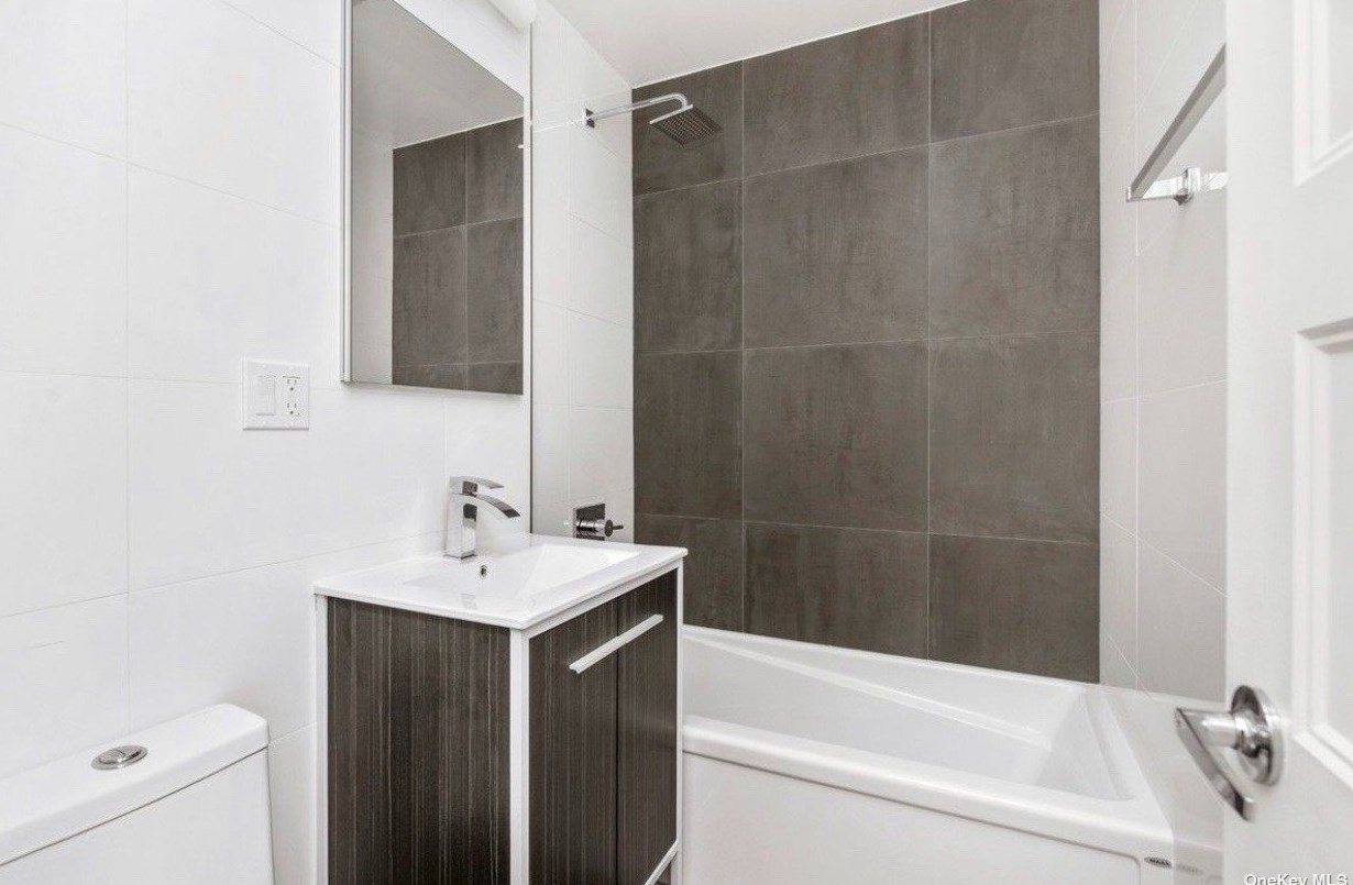 142-20 Franklin Ave, Flushing NY 11355-4642 exterior