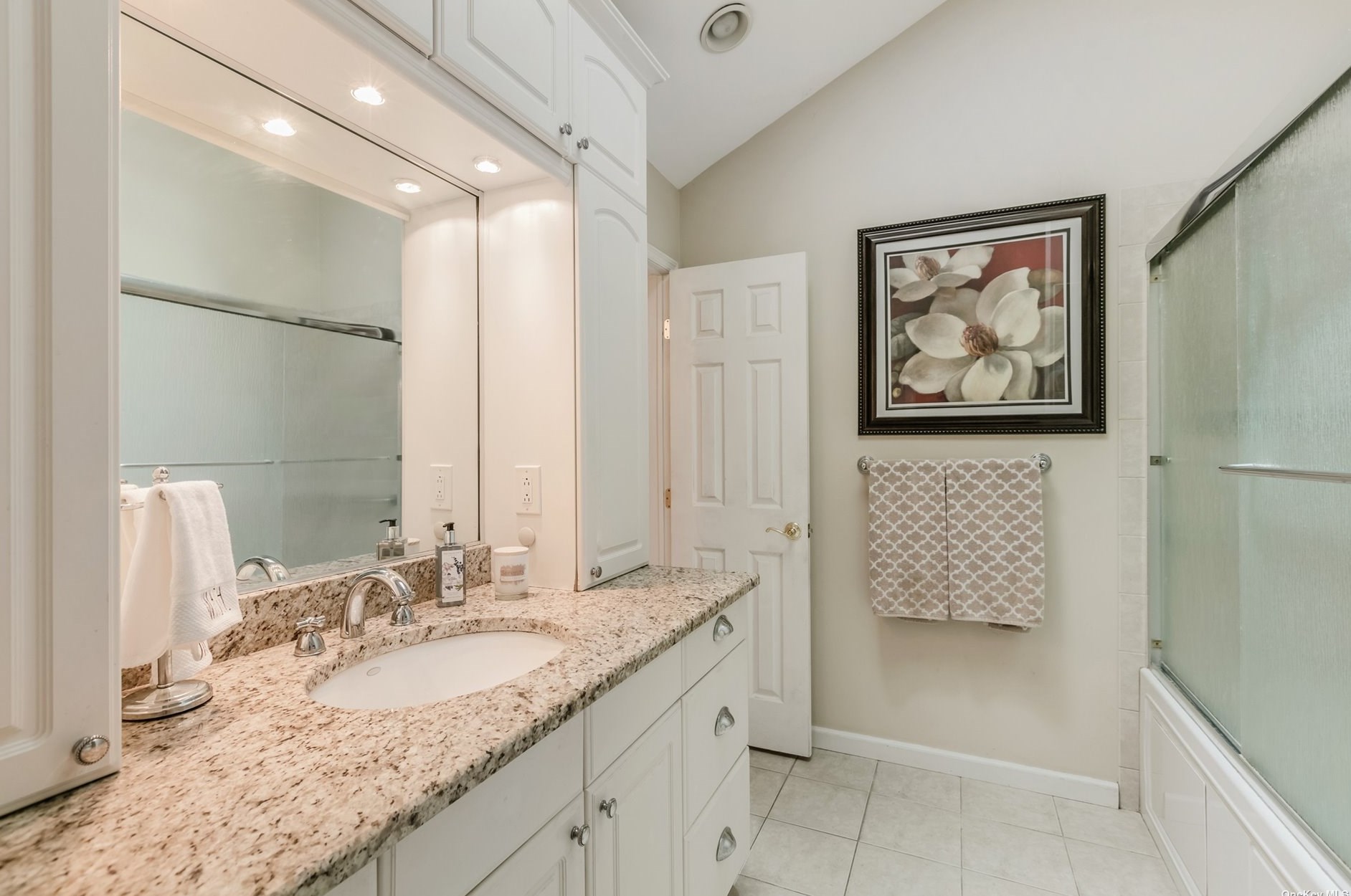 112 Bedford Ave, Hauppauge NY 11749-4831 exterior