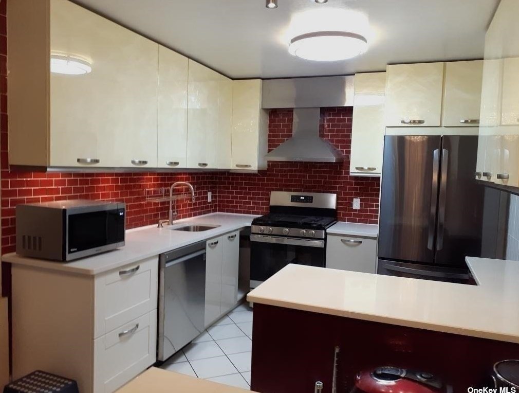 2 Bay Club Dr, Flushing NY  11360-2957 exterior