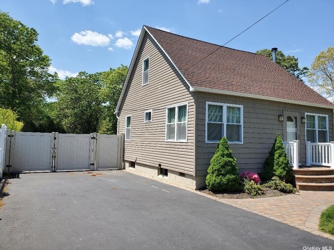 313 Revilo Ave, Smith Point NY 11967-1612 exterior