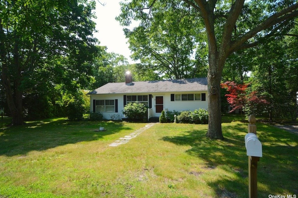 9 Chevy Chase Rd, Hampton Bays, NY 11946