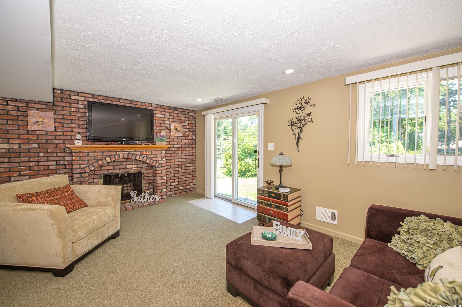 175 New Hwy, Commack NY  11725-4907 exterior