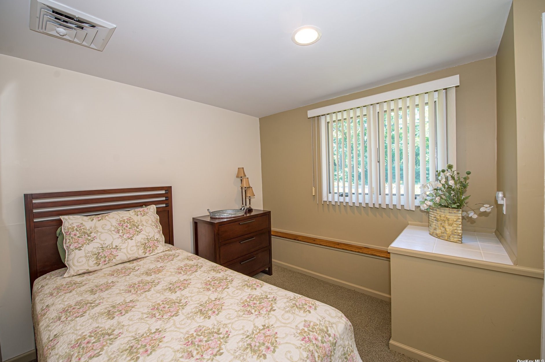 175 New Hwy, Commack NY  11725-4907 exterior