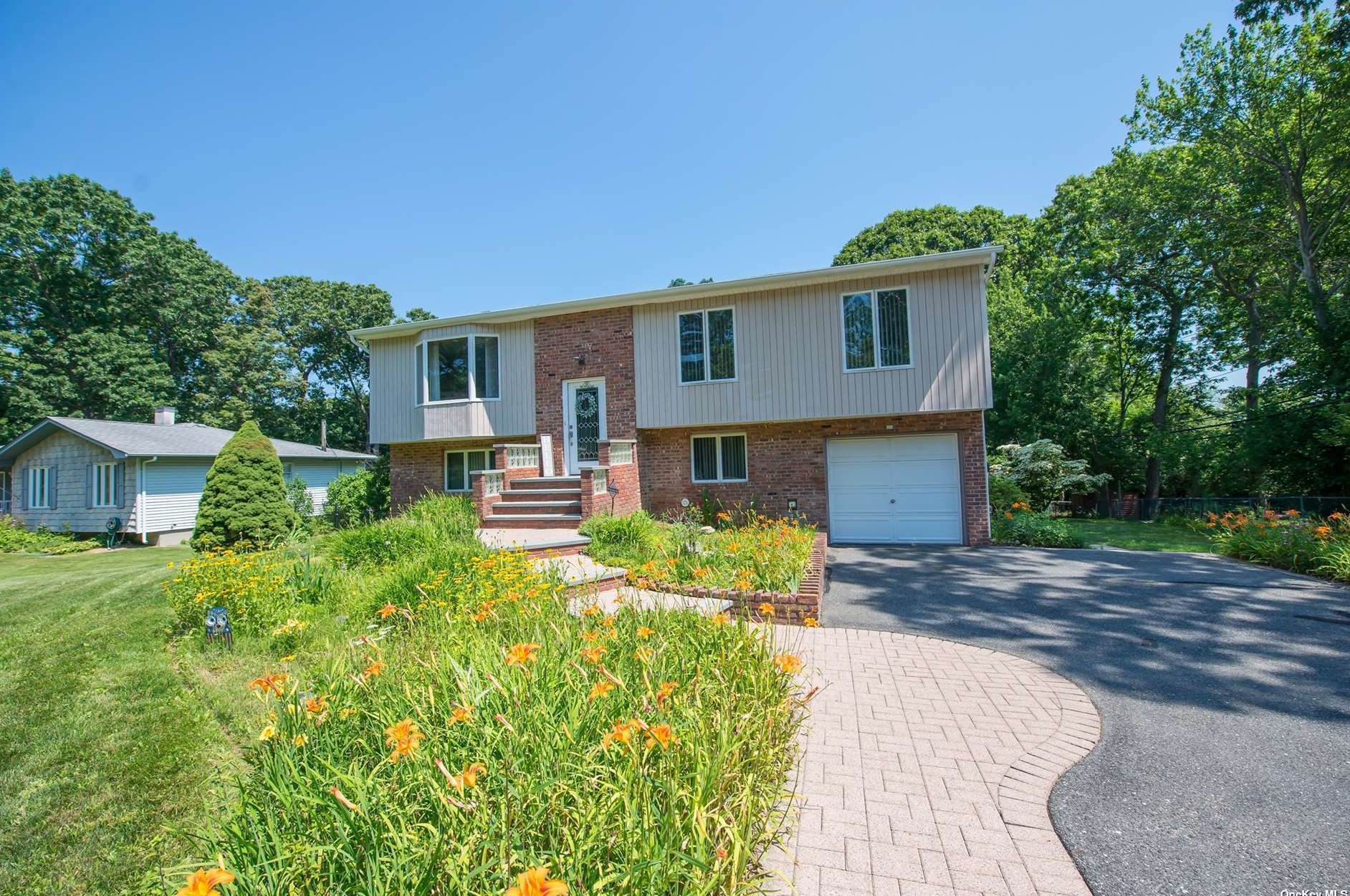 175 New Hwy, Commack NY  11725-4907 exterior