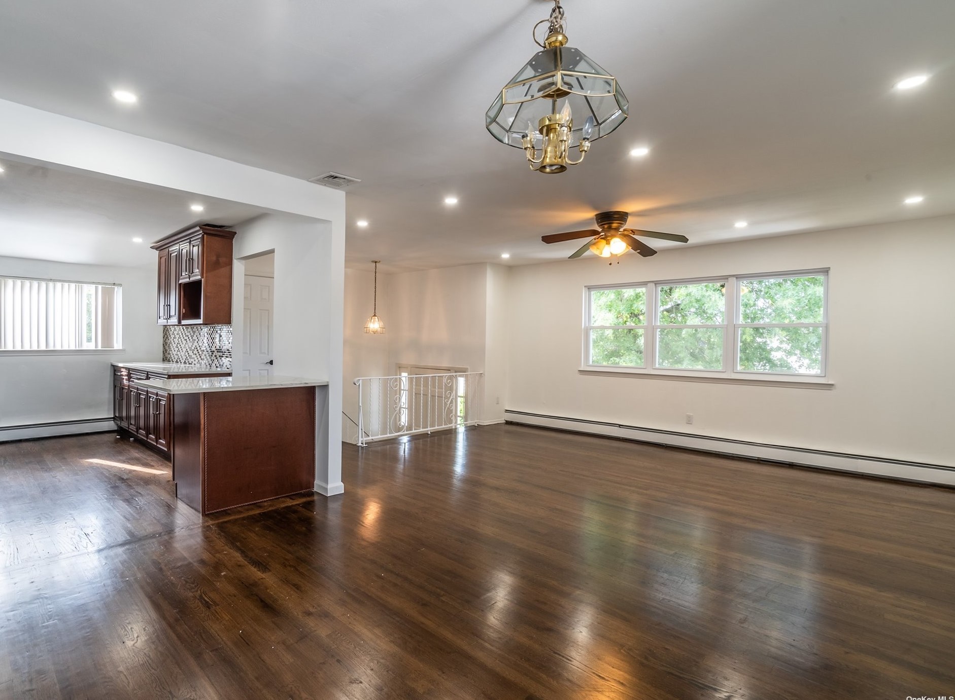 2 Elmira St, Hicksville NY  11801-4727 exterior