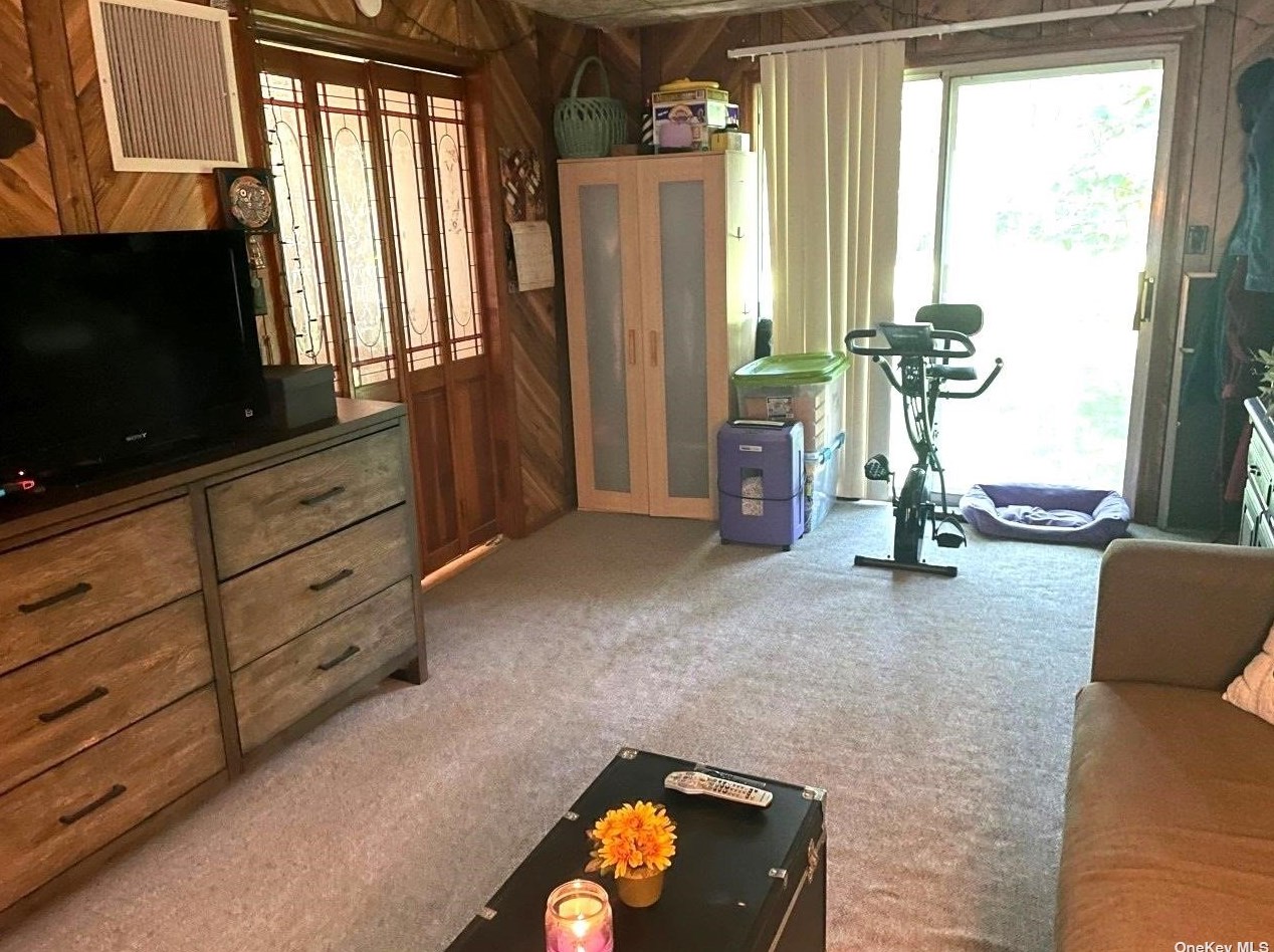14 Poncho Dr, Manor Park NY  11950-1410 exterior
