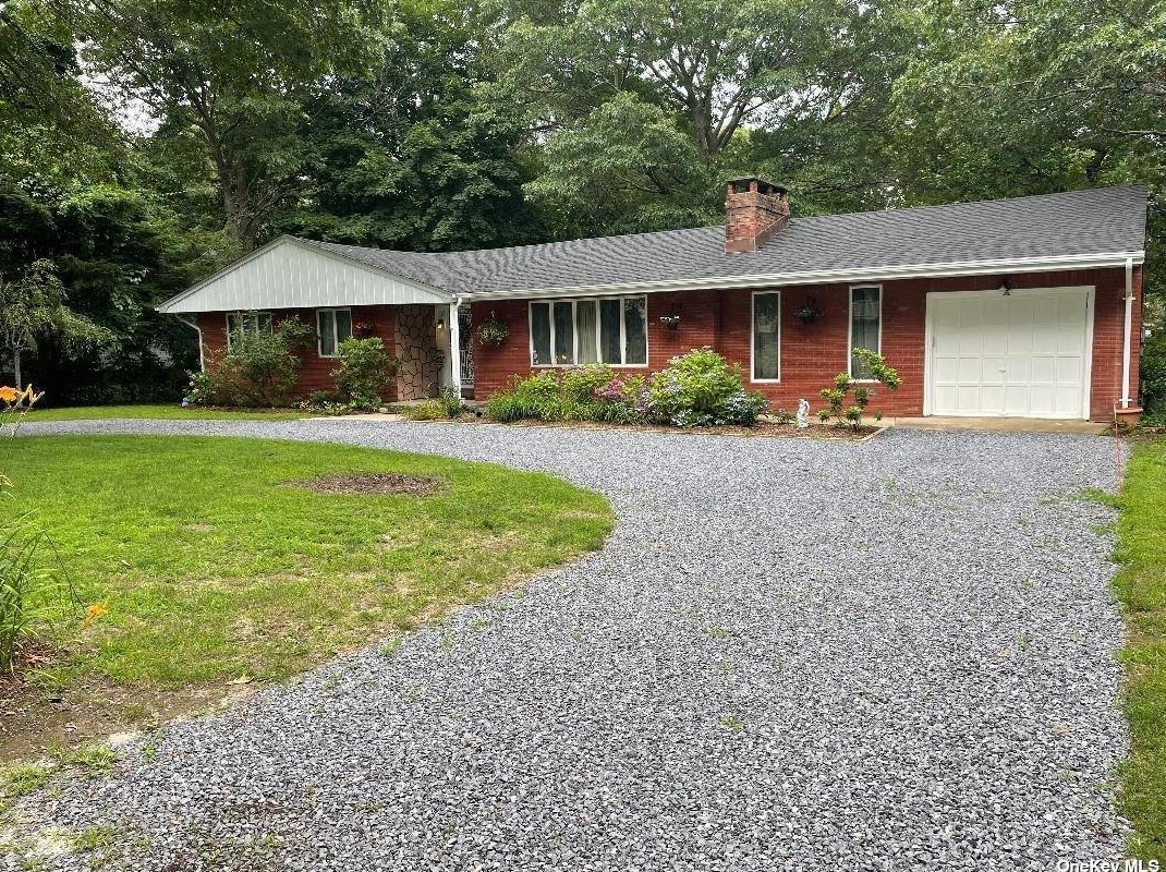 14 Poncho Dr, Manor Park NY  11950-1410 exterior