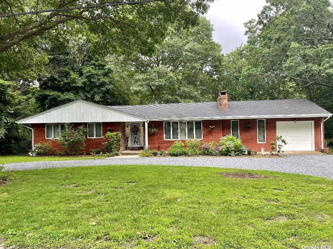 14 Poncho Dr, Manor Park NY  11950-1410 exterior