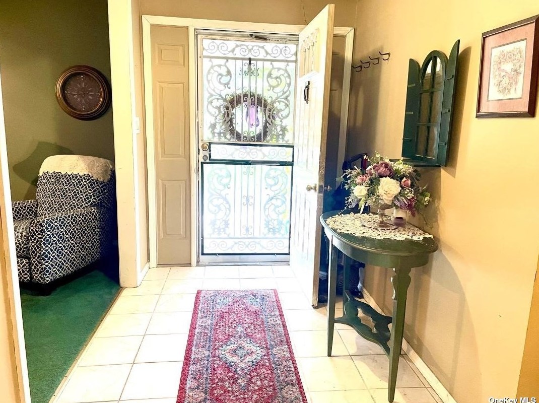 14 Poncho Dr, Manor Park NY  11950-1410 exterior