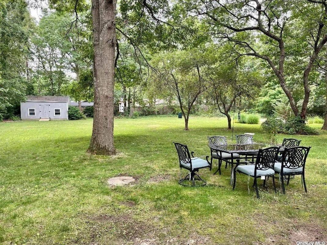 14 Poncho Dr, Manor Park NY  11950-1410 exterior