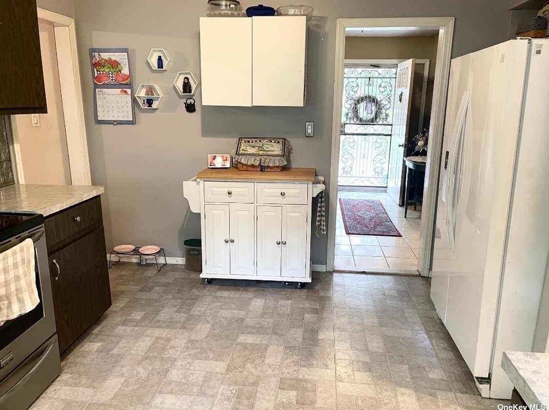 14 Poncho Dr, Manor Park NY  11950-1410 exterior