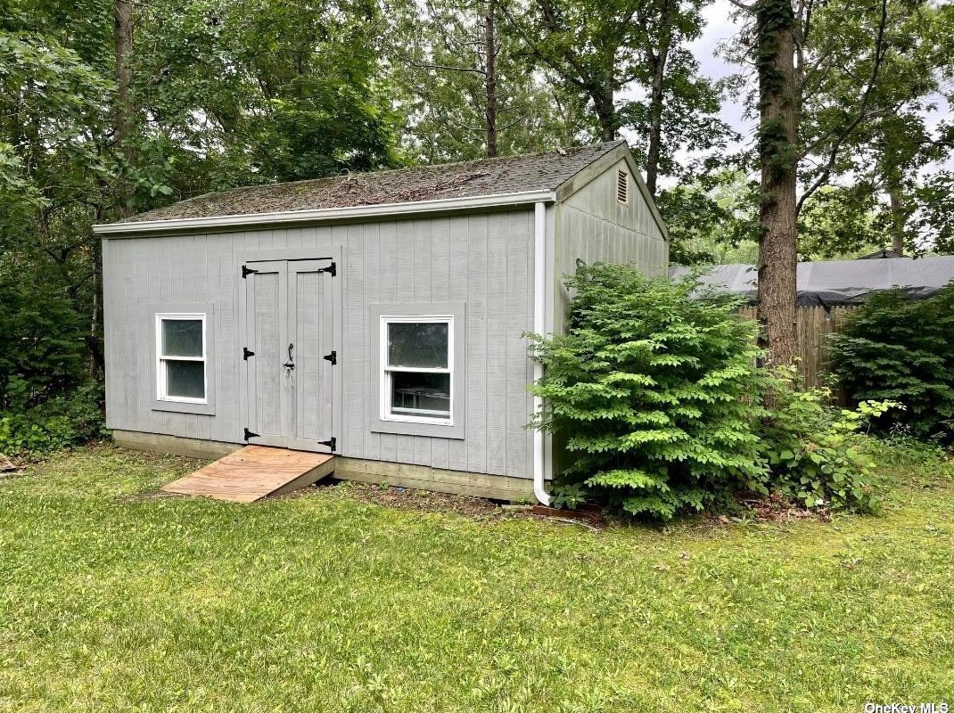 14 Poncho Dr, Manor Park NY  11950-1410 exterior