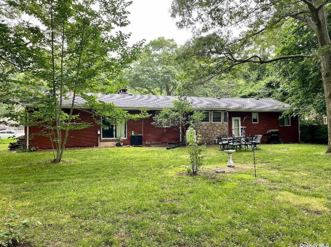 14 Poncho Dr, Manor Park NY  11950-1410 exterior