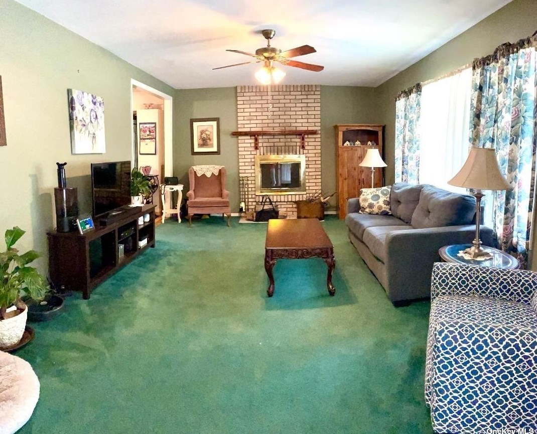 14 Poncho Dr, Manor Park NY  11950-1410 exterior