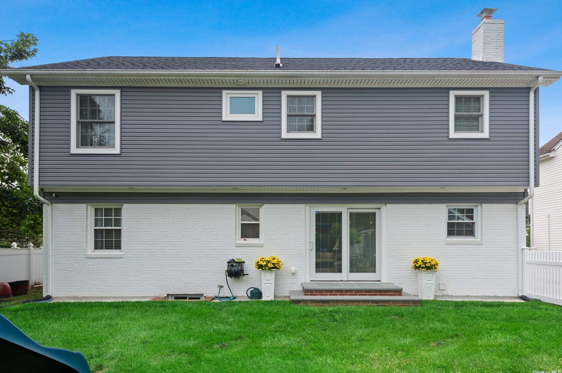 105 Scarcliffe Dr, Malverne NY  11565-1049 exterior
