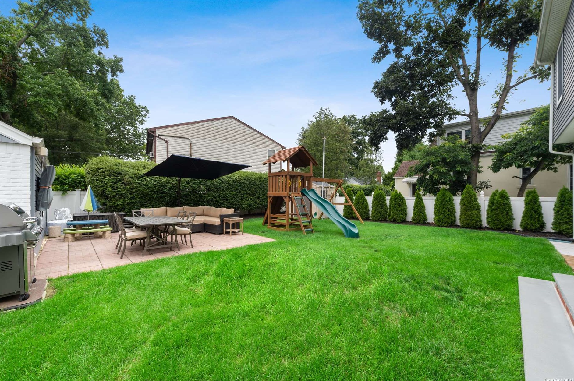 105 Scarcliffe Dr, Malverne NY  11565-1049 exterior