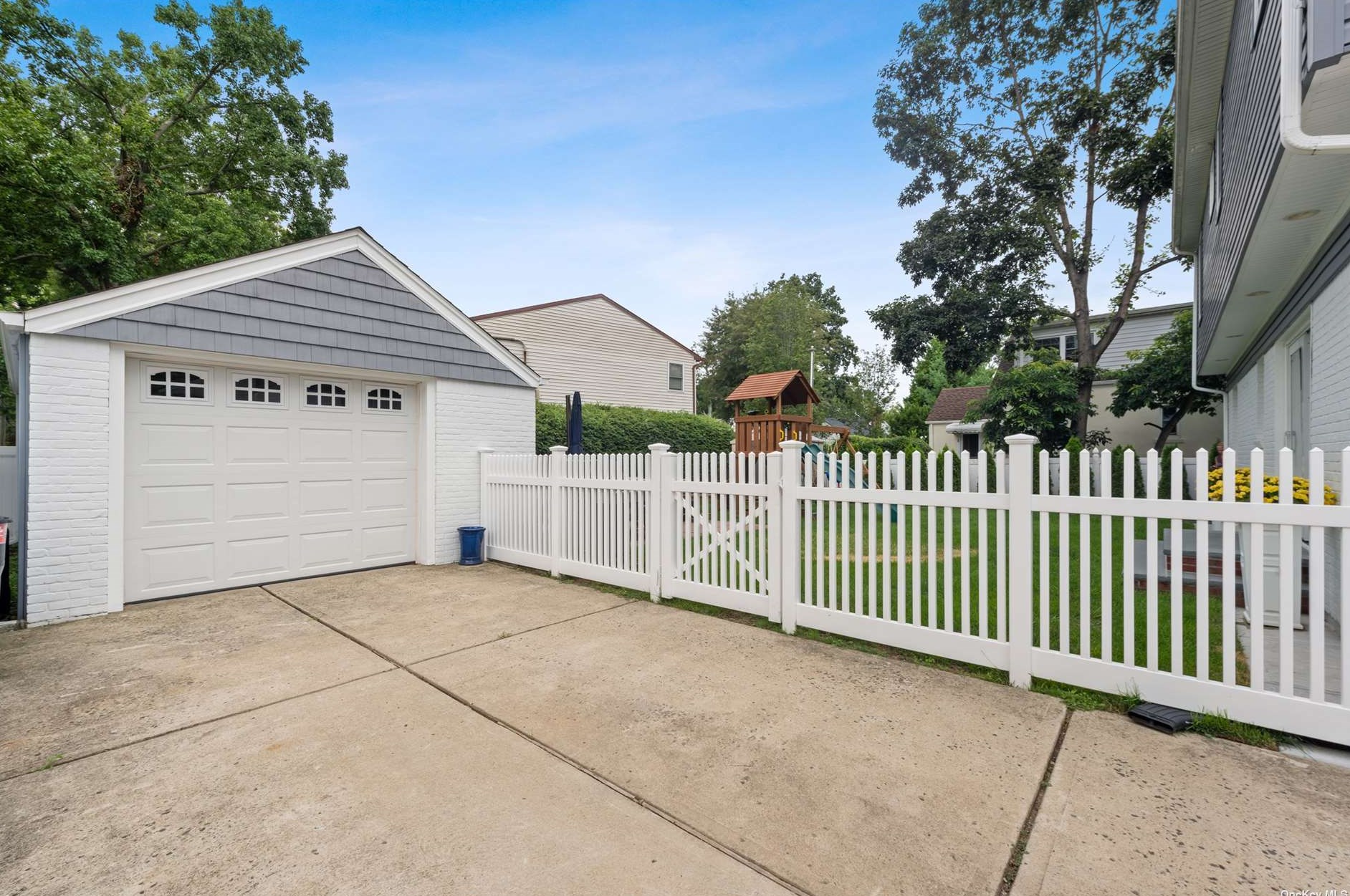 105 Scarcliffe Dr, Malverne NY  11565-1049 exterior