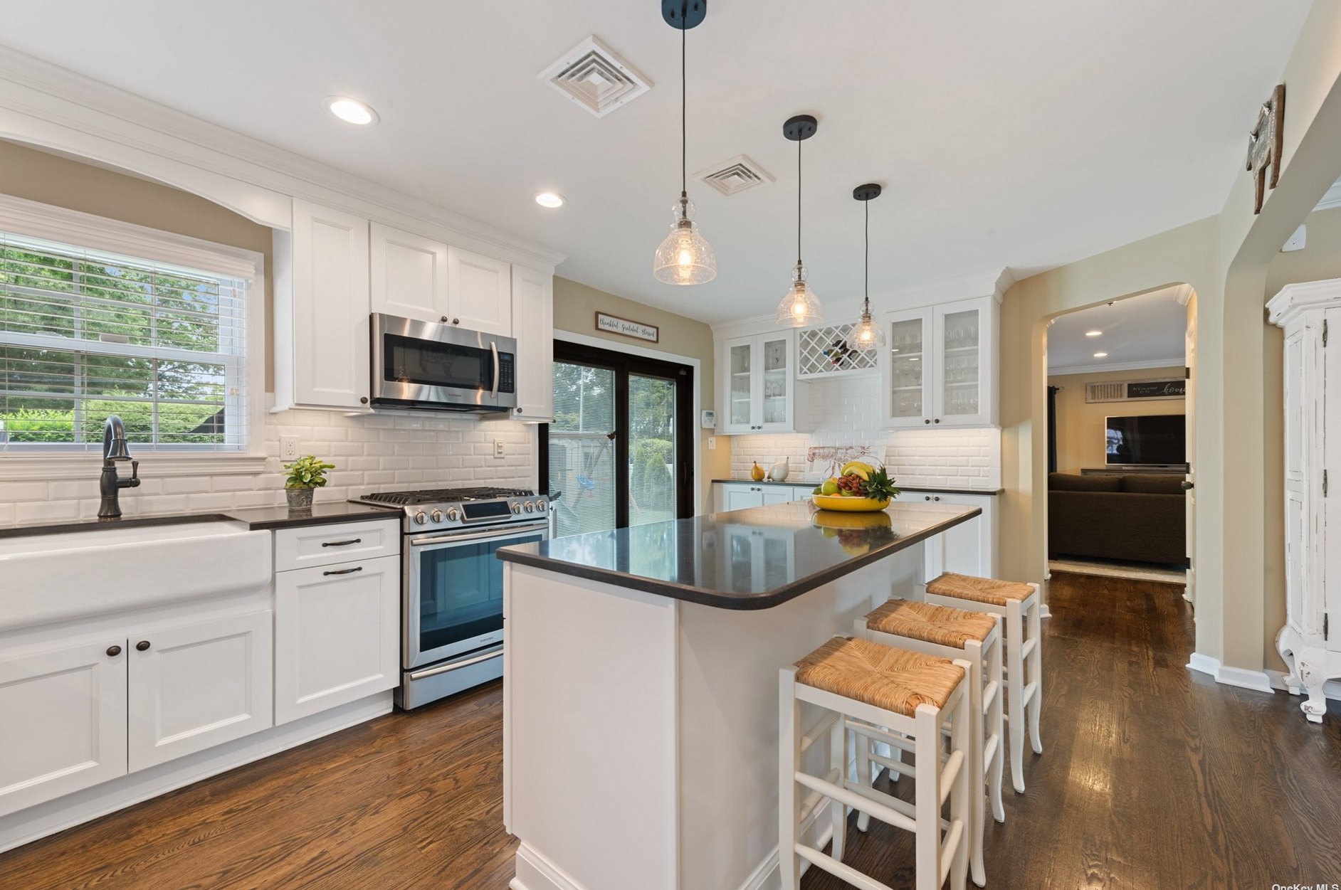 105 Scarcliffe Dr, Malverne NY  11565-1049 exterior