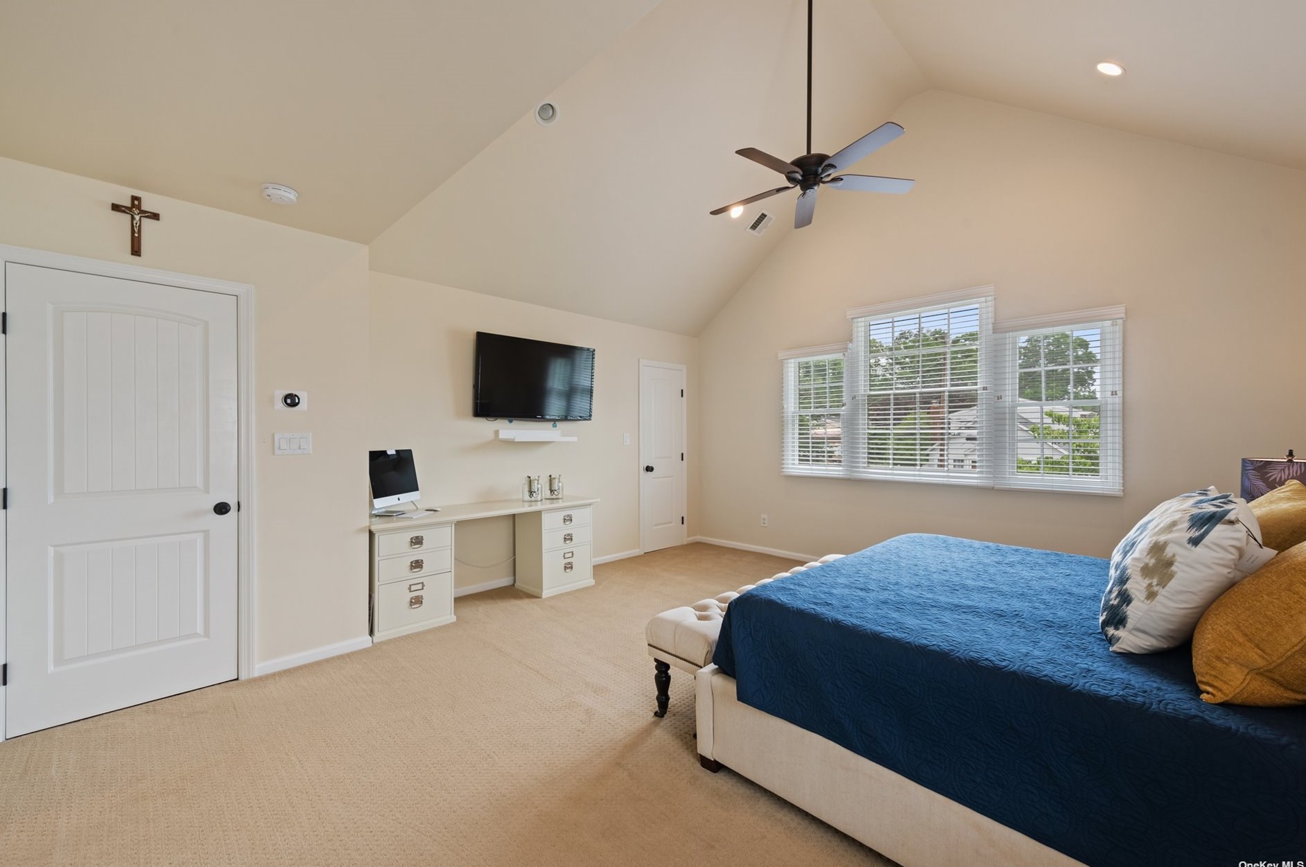 105 Scarcliffe Dr, Malverne NY  11565-1049 exterior