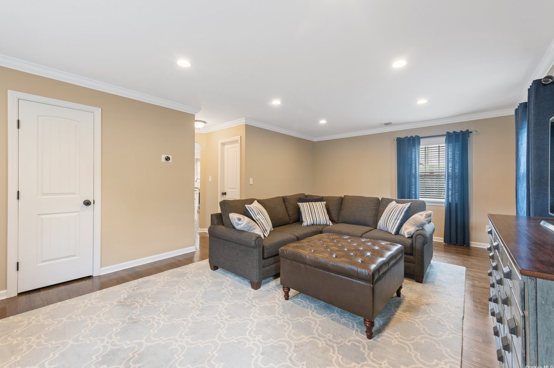 105 Scarcliffe Dr, Malverne NY  11565-1049 exterior