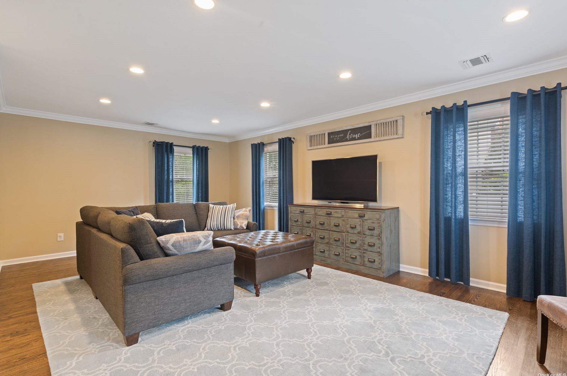 105 Scarcliffe Dr, Malverne NY  11565-1049 exterior