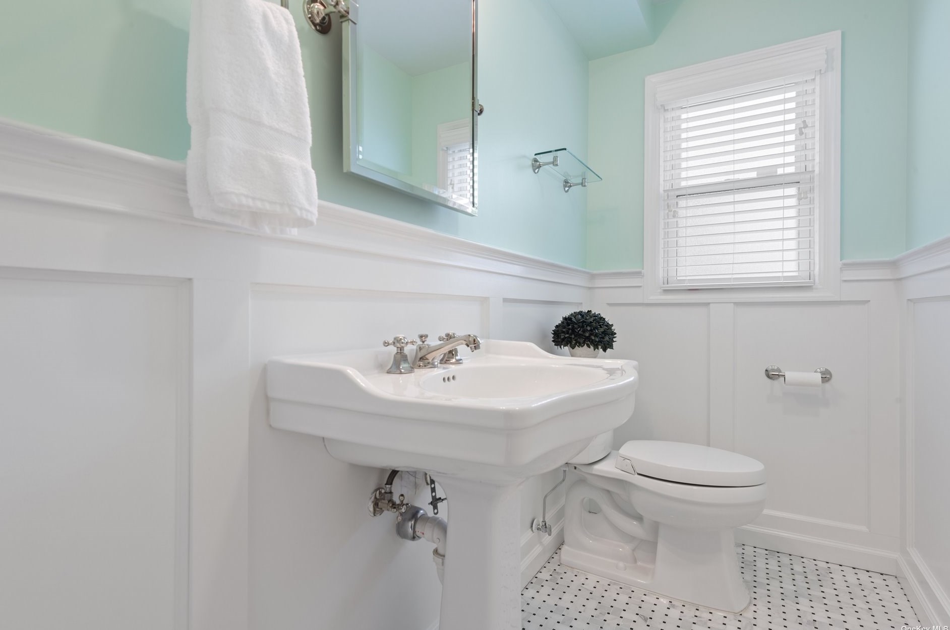 105 Scarcliffe Dr, Malverne NY  11565-1049 exterior