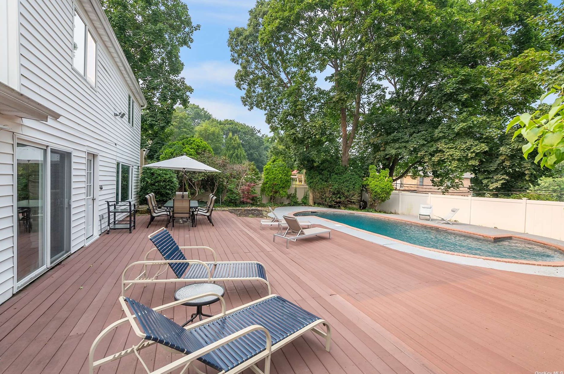 177 Shepherd Ln, East Hills NY  11577-2525 exterior