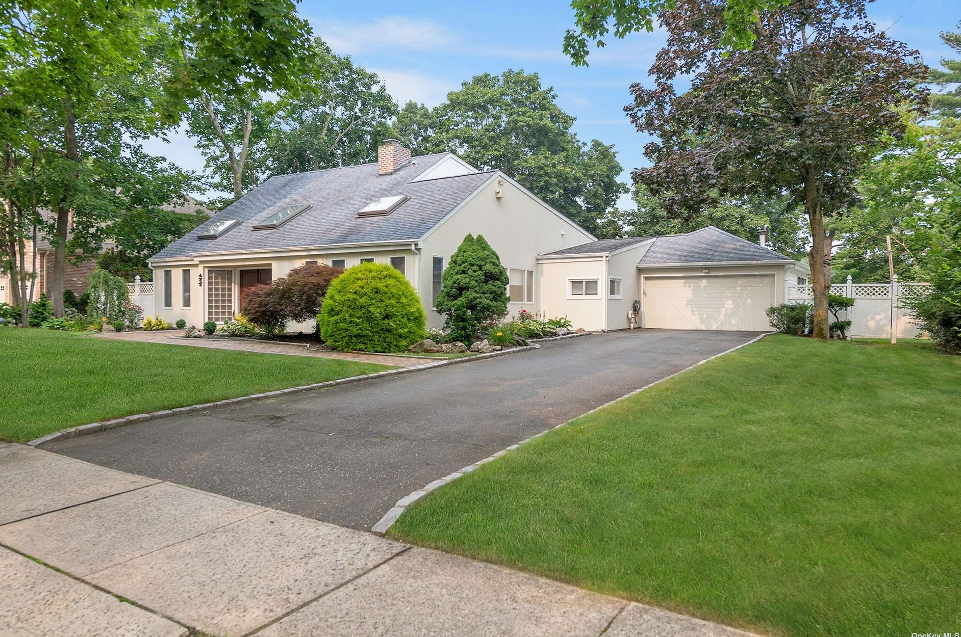 177 Shepherd Ln, East Hills NY  11577-2525 exterior
