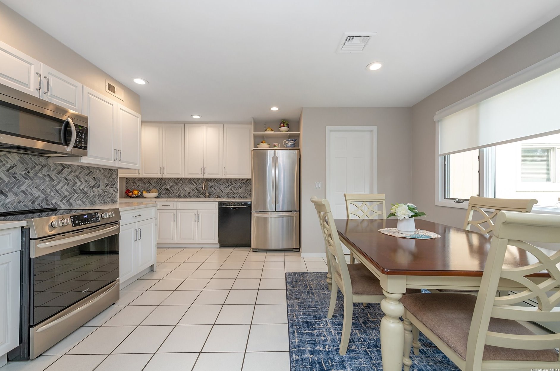 177 Shepherd Ln, East Hills NY  11577-2525 exterior