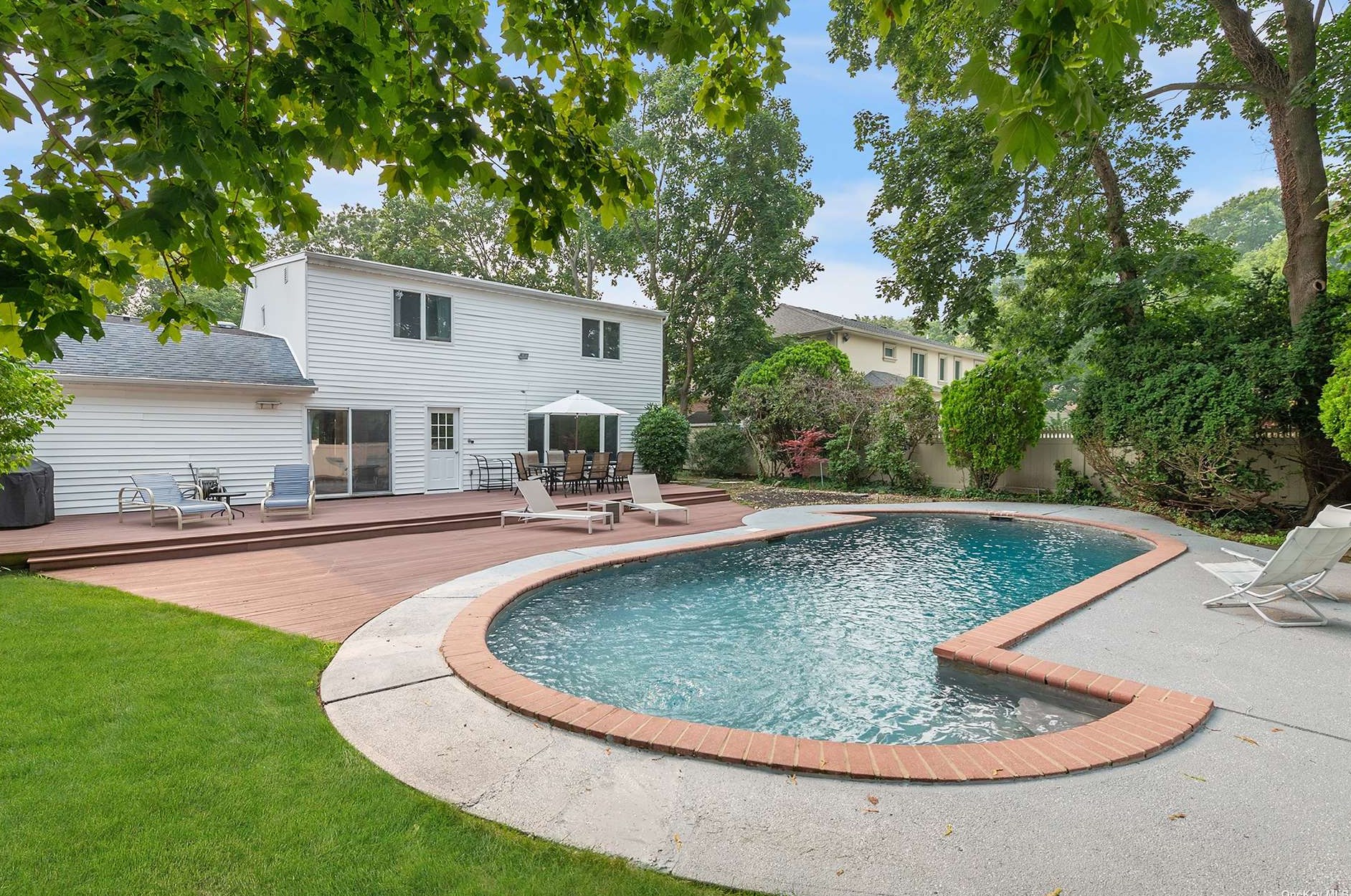 177 Shepherd Ln, East Hills NY  11577-2525 exterior