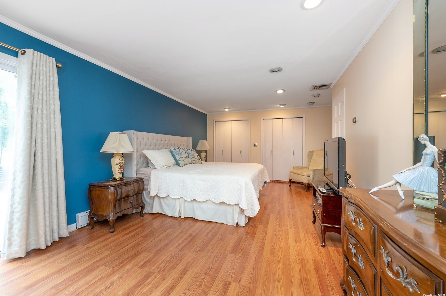 177 Shepherd Ln, East Hills NY  11577-2525 exterior