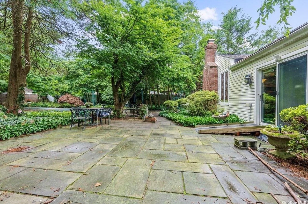 476 Main St, Hunt NY  11743-3137 exterior