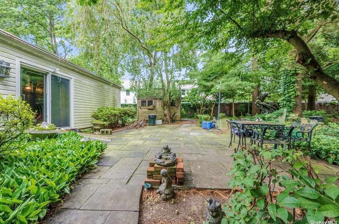 476 Main St, Hunt NY  11743-3137 exterior