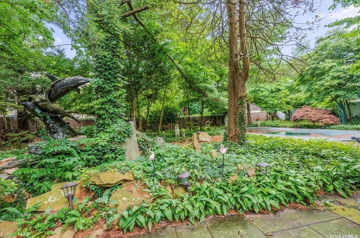 476 Main St, Hunt NY  11743-3137 exterior