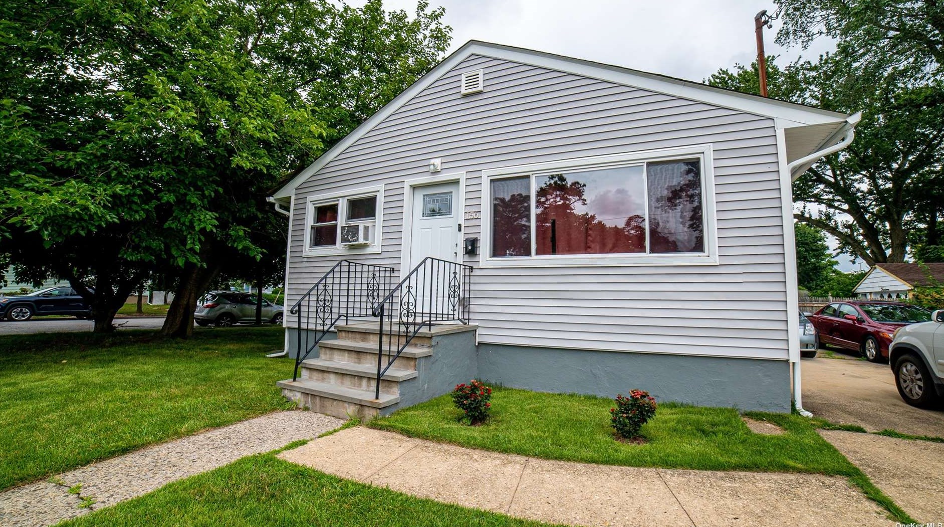 156 President St, Hempstead NY  11550-4725 exterior