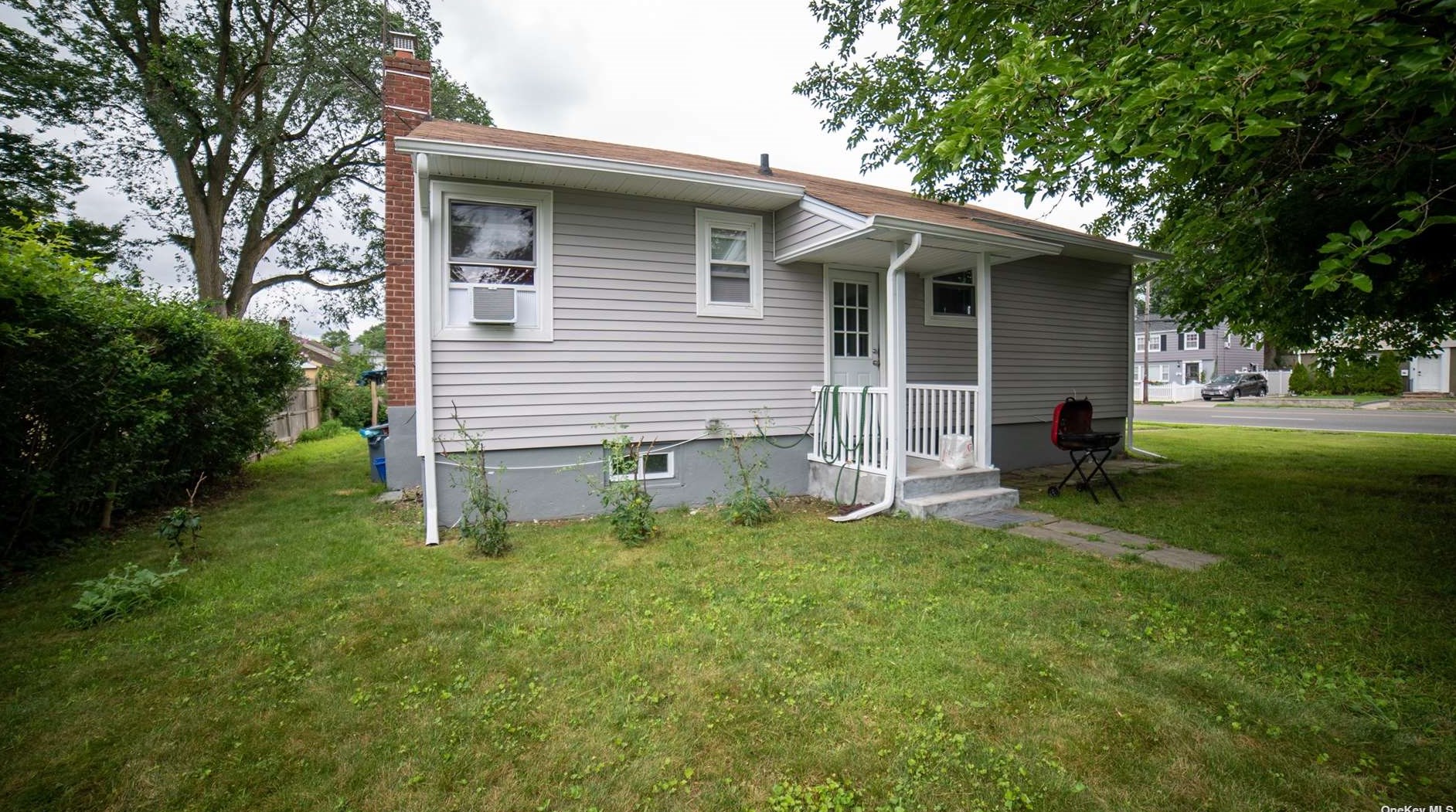 156 President St, Hempstead NY  11550-4725 exterior