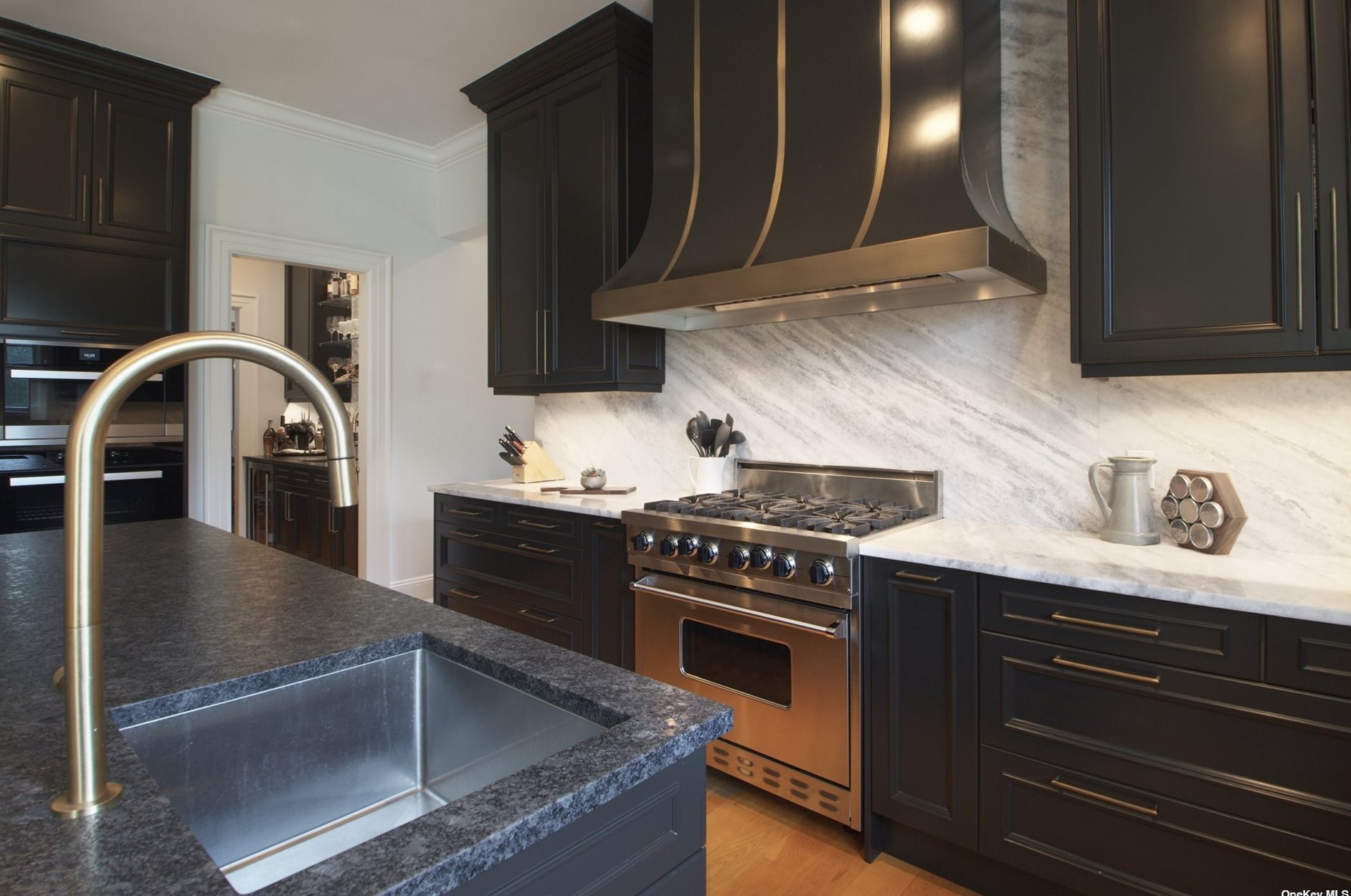 86 5th St, Garden City NY  11530-4410 exterior