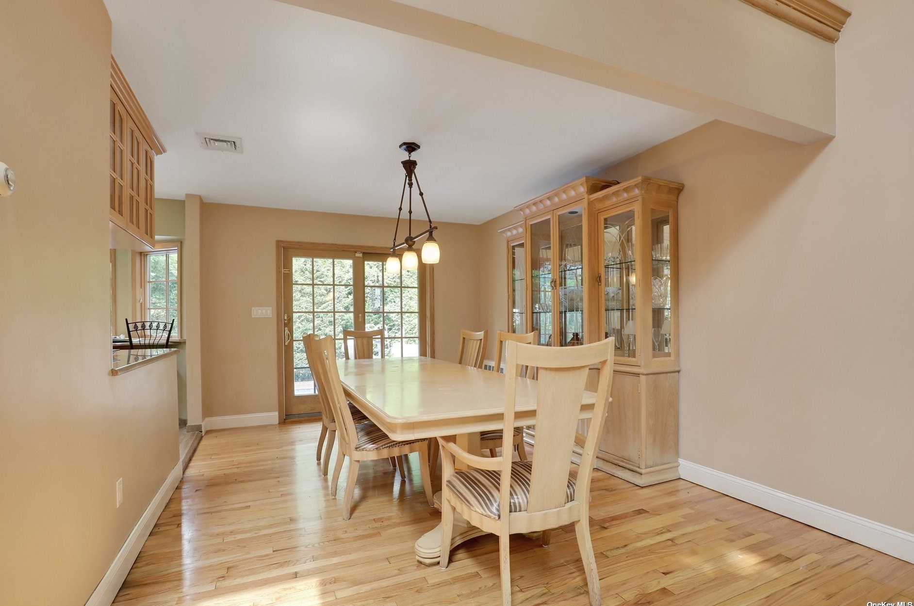 15 Pickett Ct, Malverne NY  11565-1027 exterior